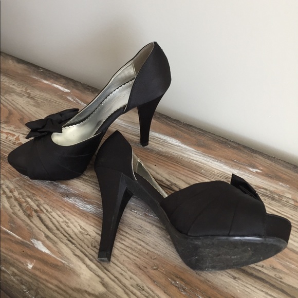 Black bow front heels. Size 6 - Picture 5 of 6